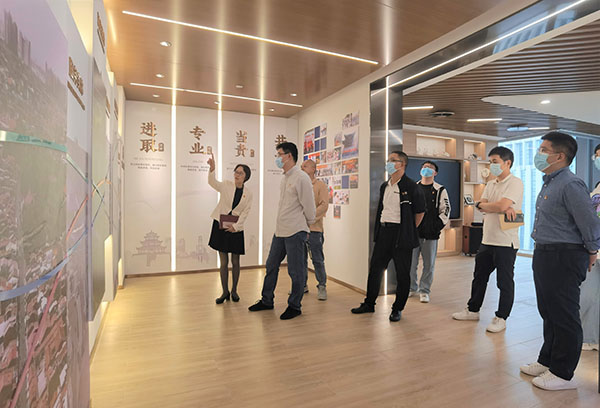 1669274763834327d2PO.jpg 20221122泉州市金融監(jiān)管局副局長黃達偉參觀公司文化區(qū).jpg